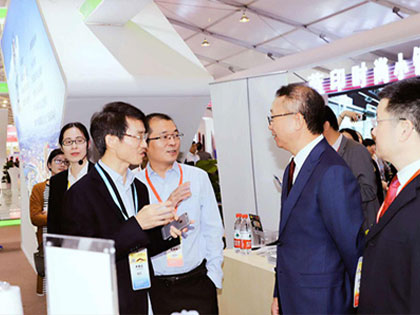 Sun Ruizhe, président du Conseil national chinois du textile et de l'habillement, a inspecté et guidé le hall d'exposition de Xingfa Chemical Fiber Group