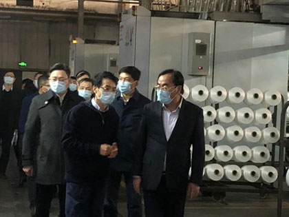 Le secrétaire du comité du parti municipal de Shaoxing, Ma Weiguang, et son parti se sont rendus à AIA Polyester Company, une filiale du groupe, pour présenter leurs condoléances aux employés restés à Shaoxing.