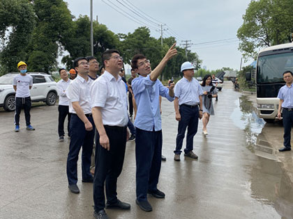 Le secrétaire du comité du parti du district de Keqiao, Shen Zhijiang, et son parti se sont rendus au projet de haute technologie de Chengbang du groupe pour enquête et conseils.